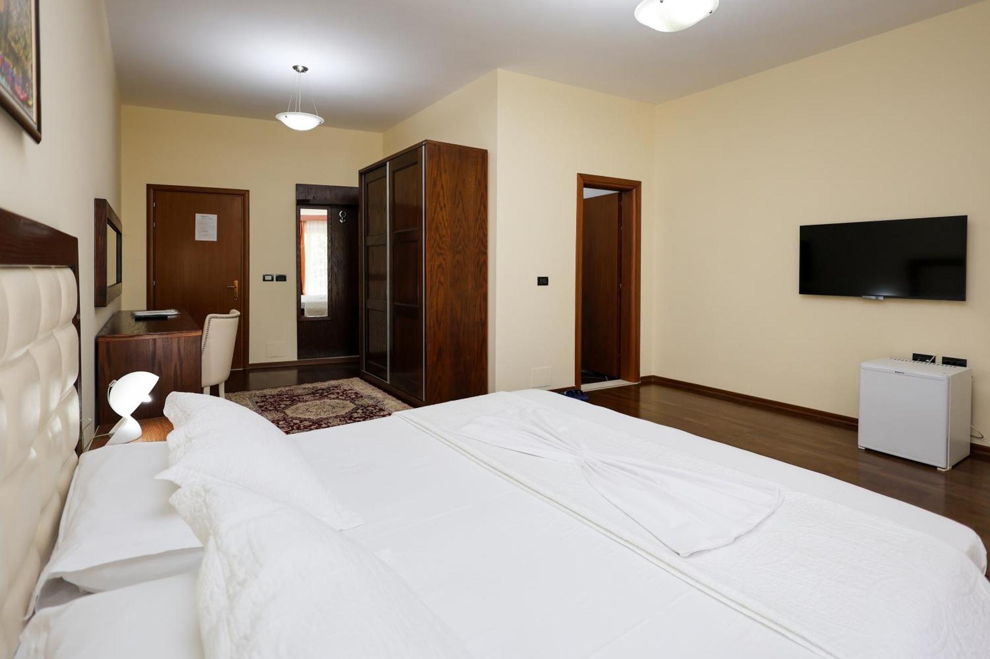 Hotel Kanione Cerenisht エクステリア 写真