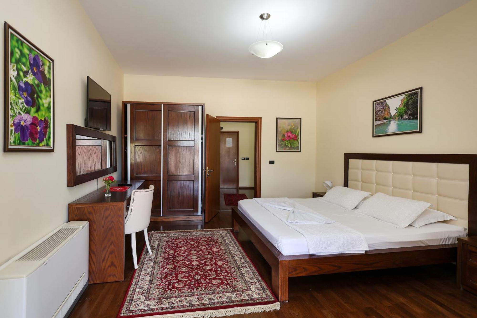 Hotel Kanione Cerenisht エクステリア 写真