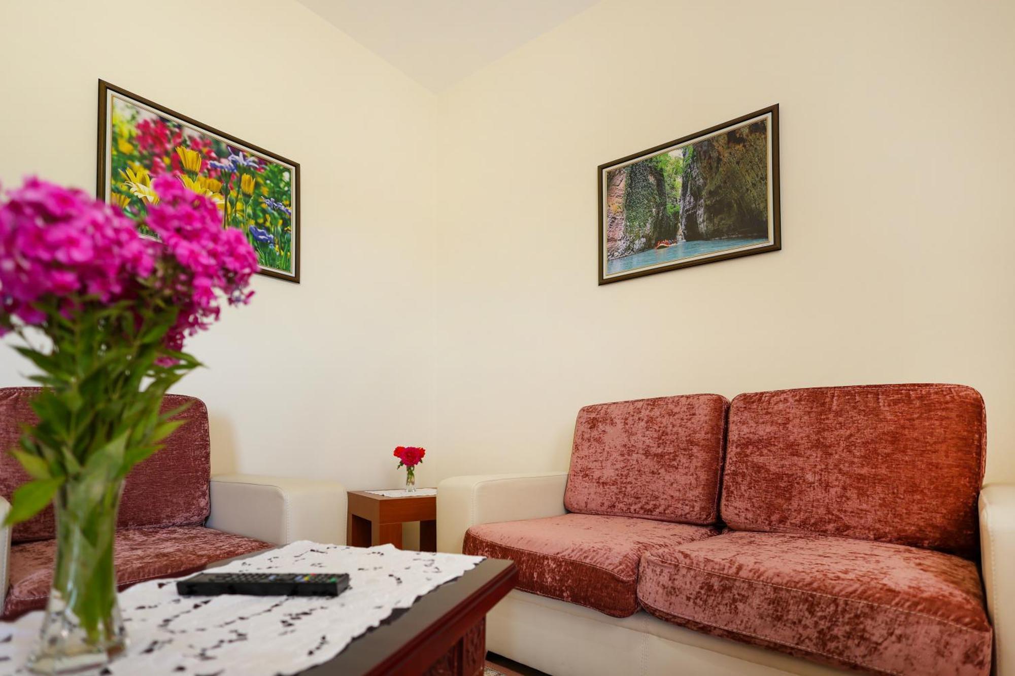 Hotel Kanione Cerenisht エクステリア 写真