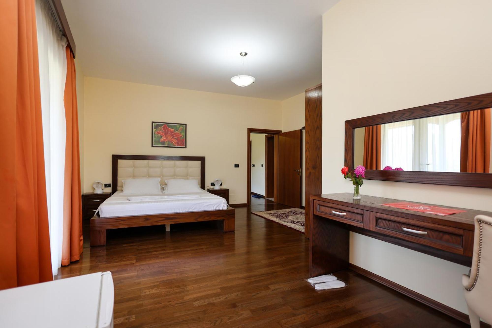 Hotel Kanione Cerenisht エクステリア 写真