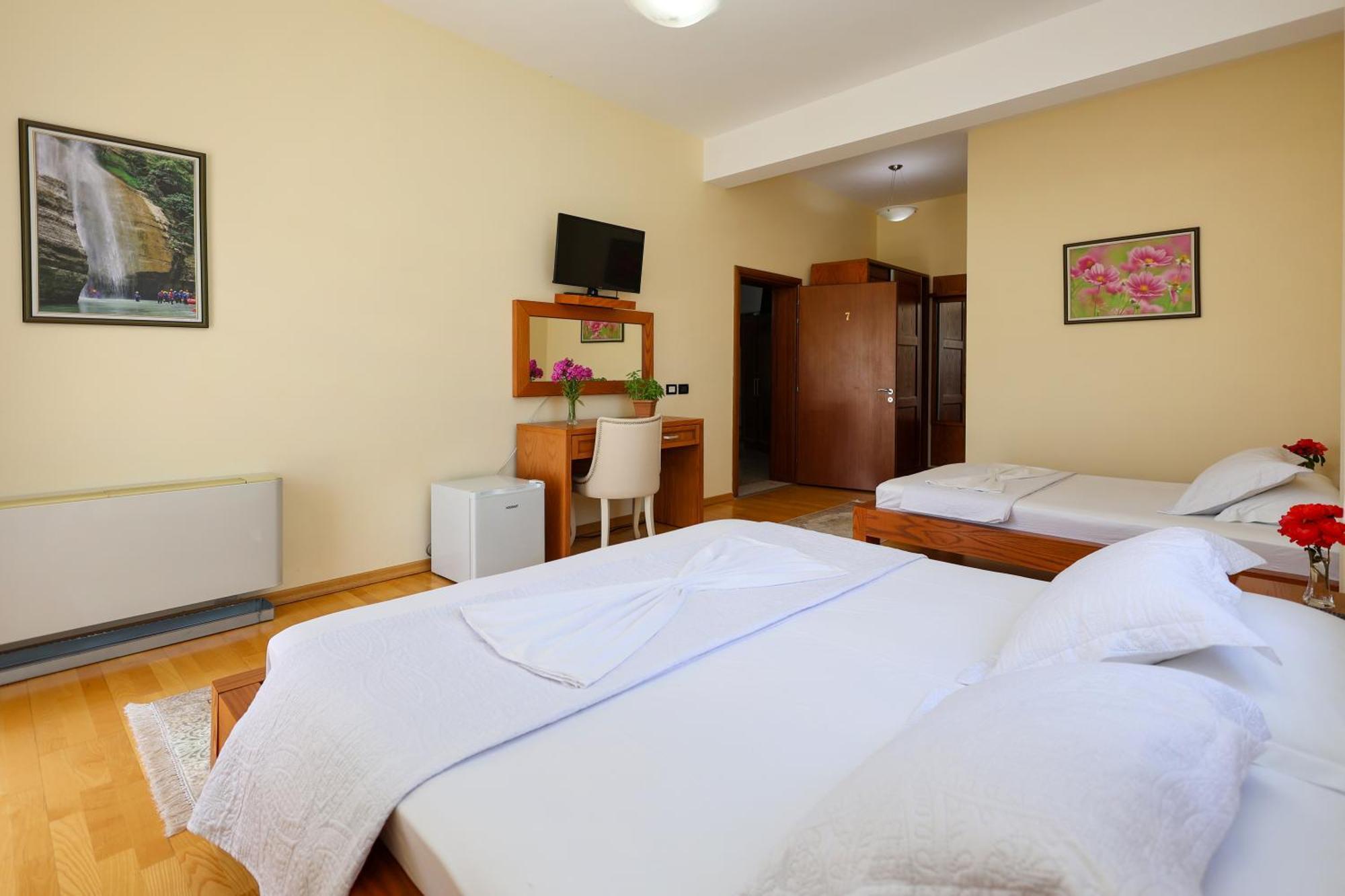 Hotel Kanione Cerenisht エクステリア 写真