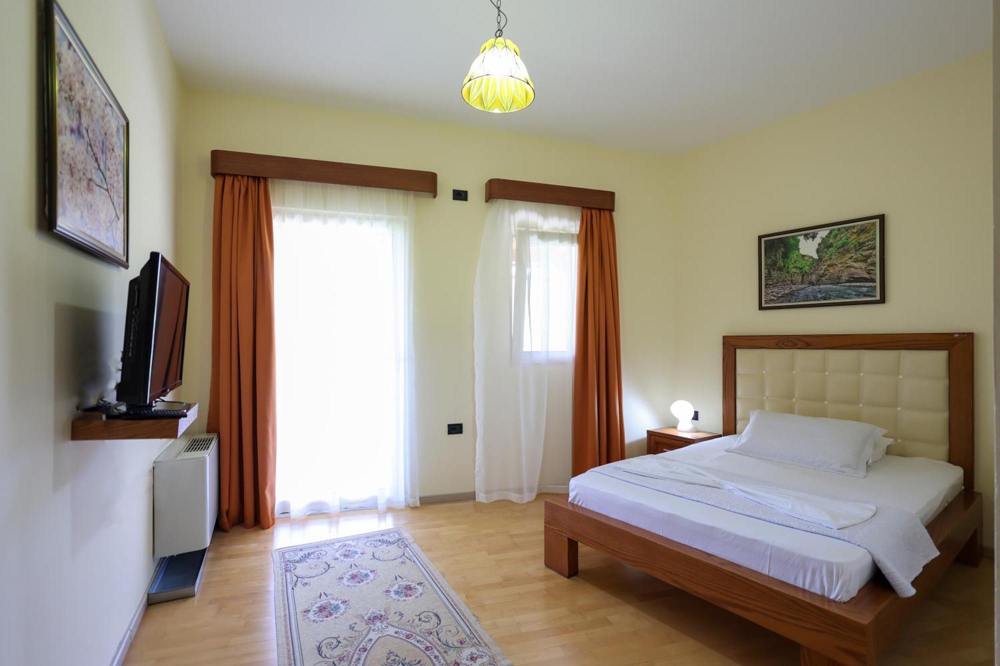 Hotel Kanione Cerenisht エクステリア 写真