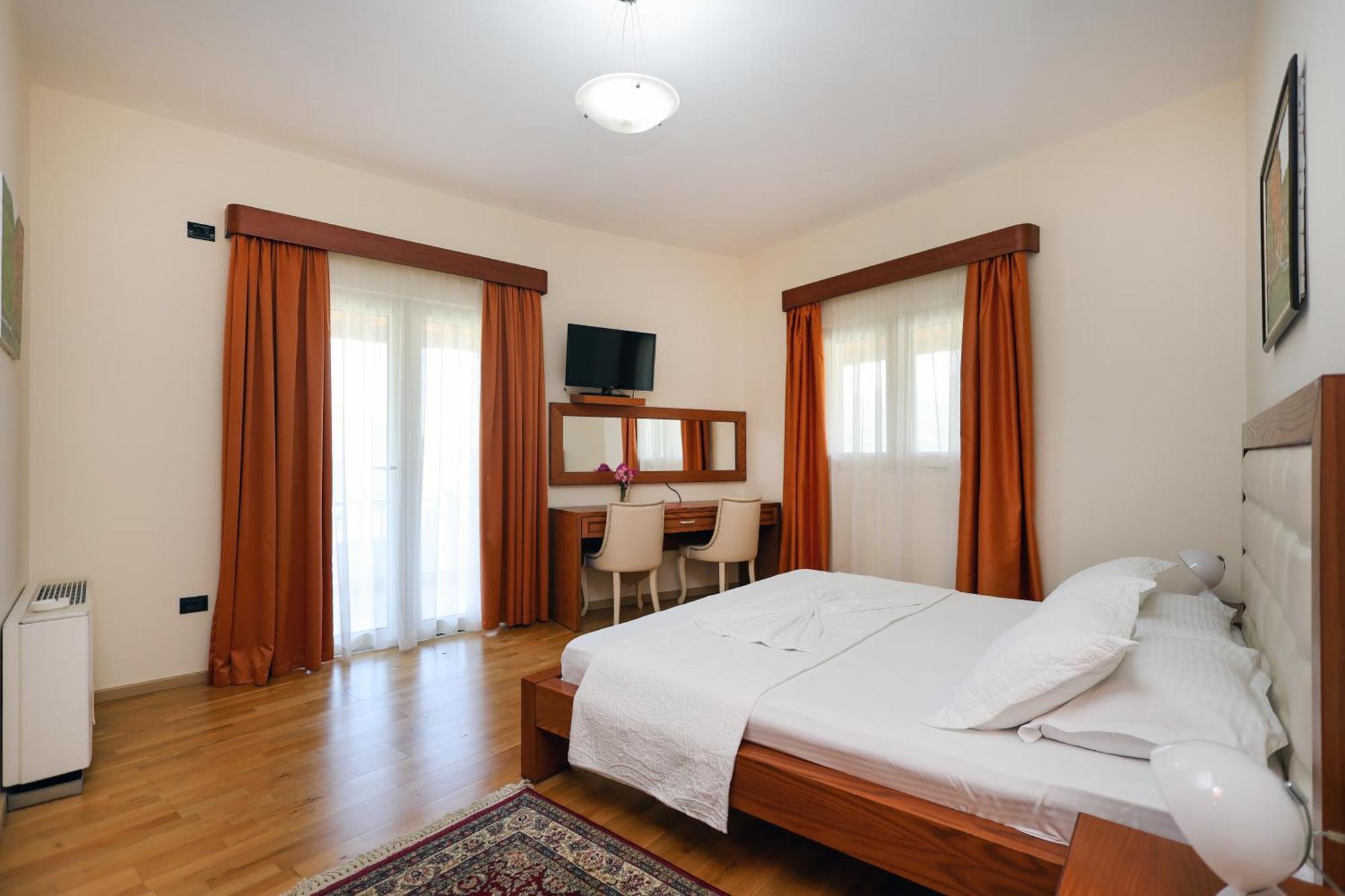 Hotel Kanione Cerenisht エクステリア 写真