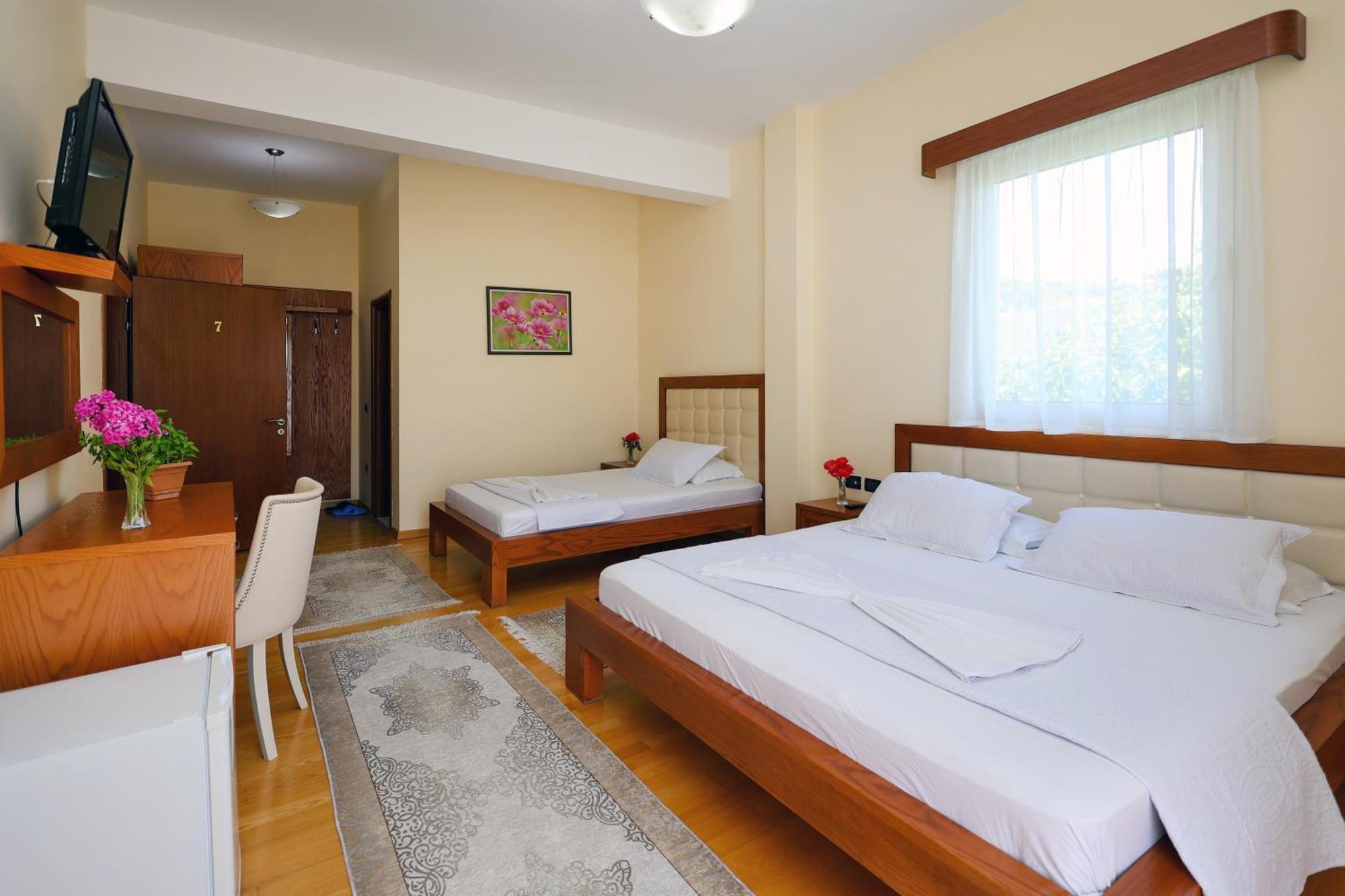 Hotel Kanione Cerenisht エクステリア 写真