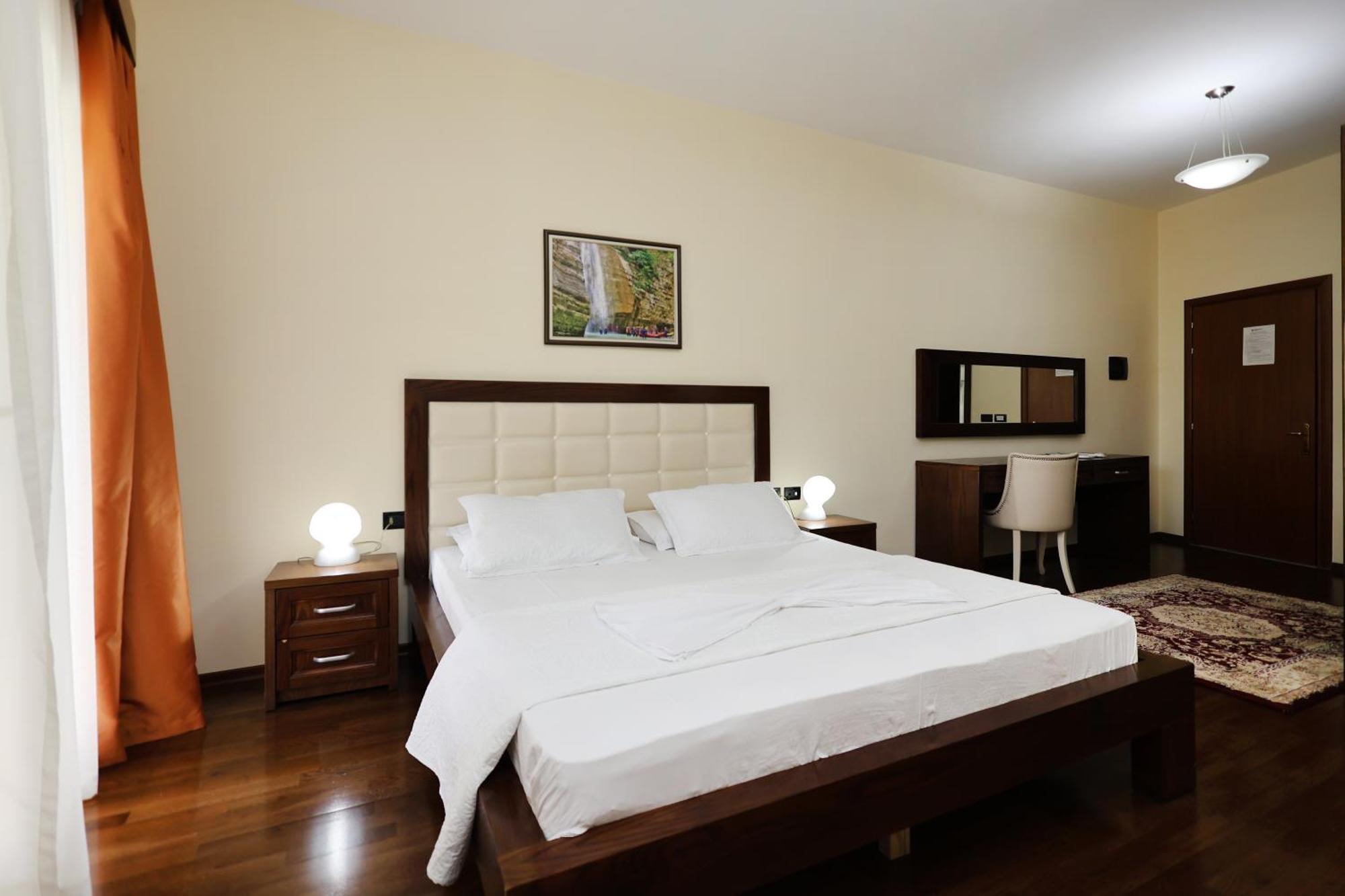 Hotel Kanione Cerenisht エクステリア 写真