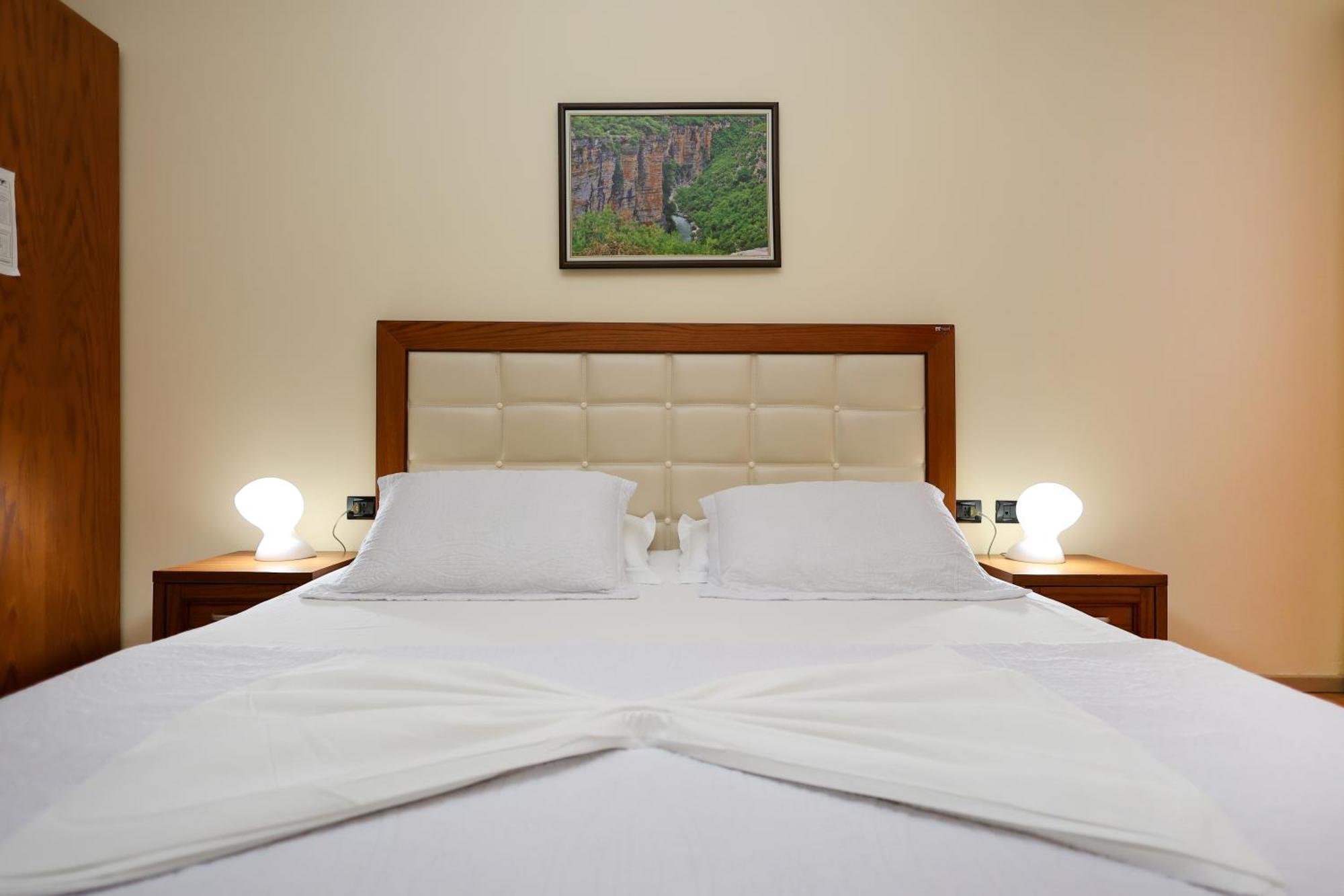 Hotel Kanione Cerenisht エクステリア 写真