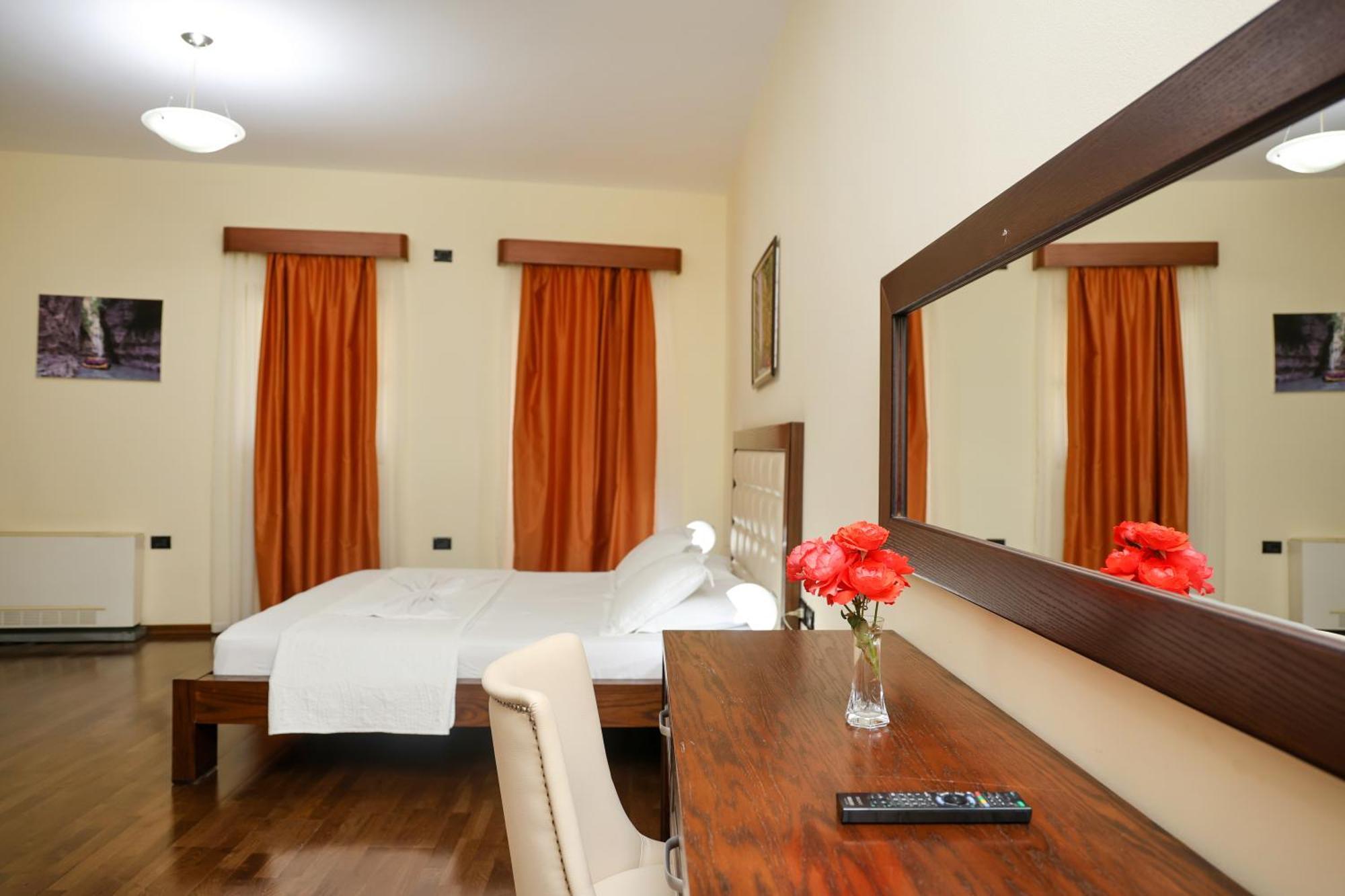 Hotel Kanione Cerenisht エクステリア 写真