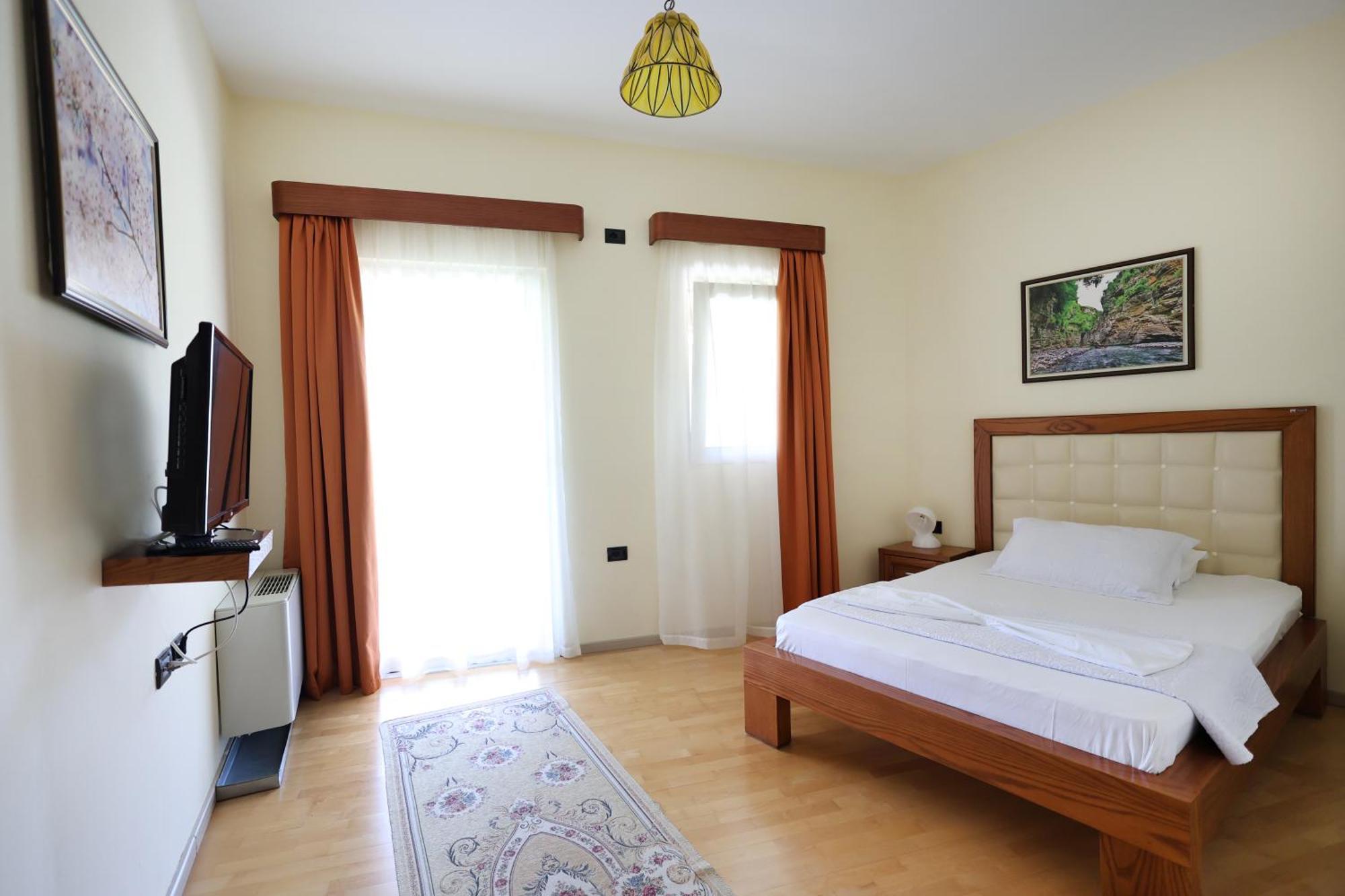 Hotel Kanione Cerenisht エクステリア 写真