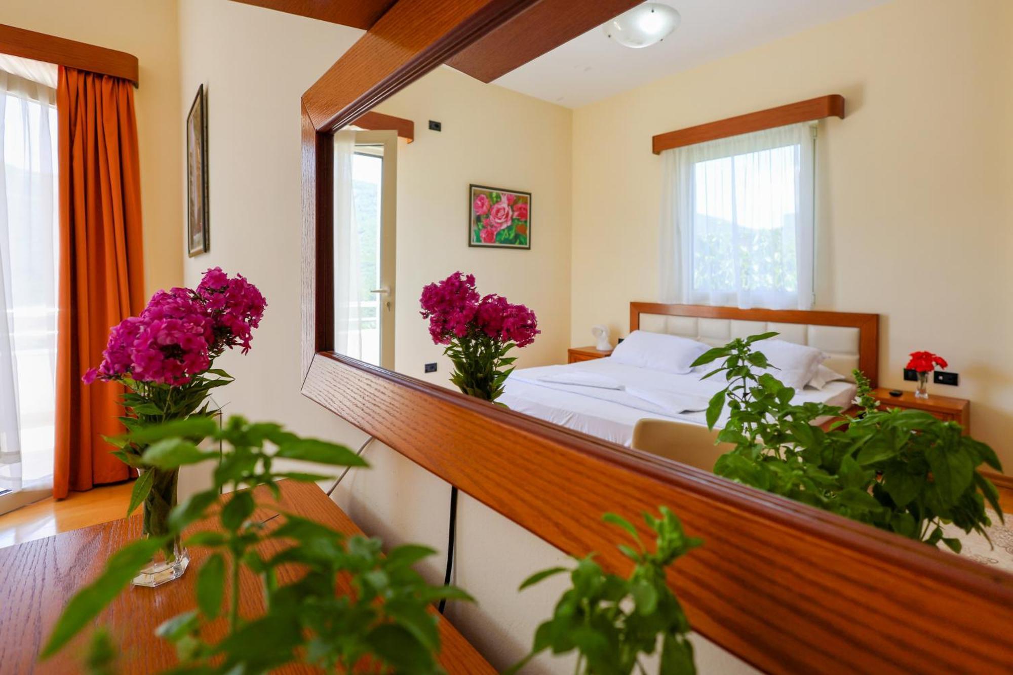 Hotel Kanione Cerenisht エクステリア 写真